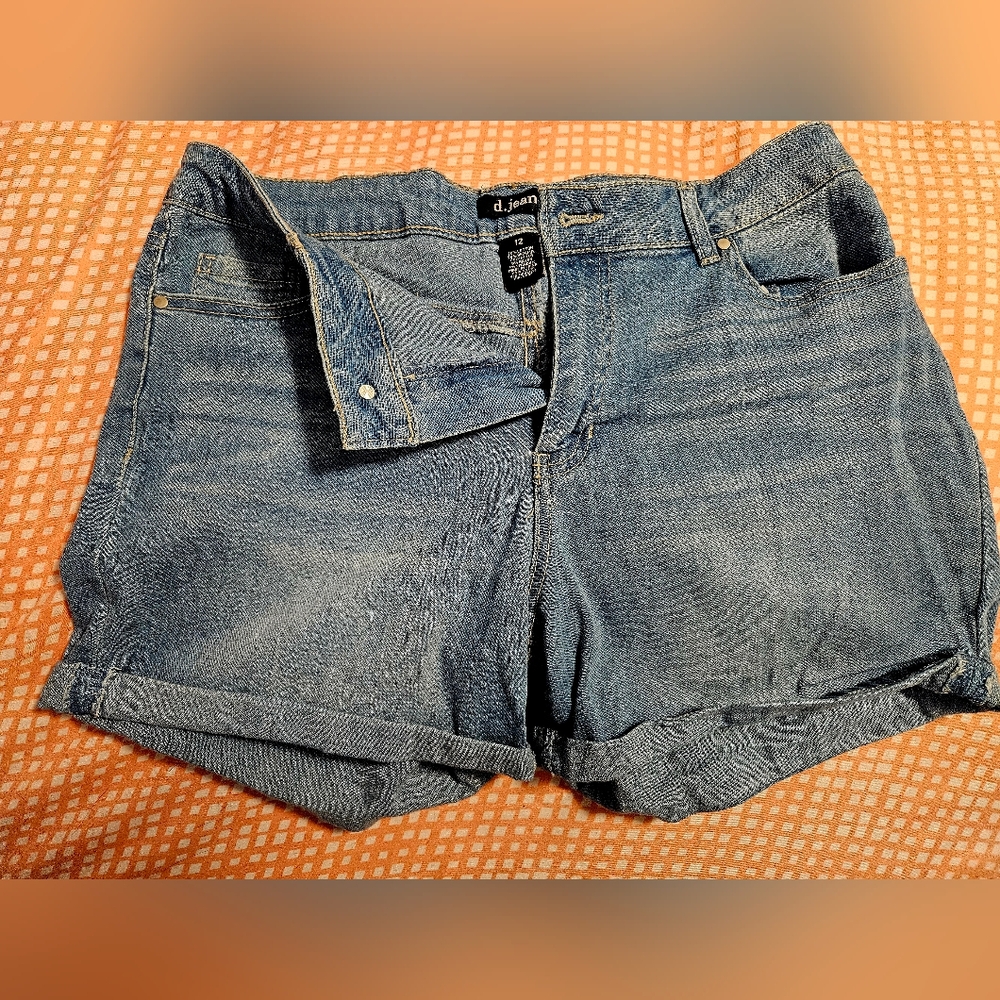 2 pairs of shorts